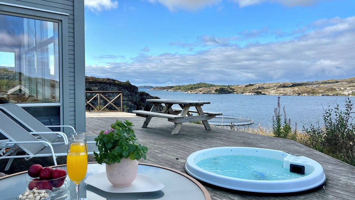 Steinsland Cabin | Cabin with panoramic views at the edge of the archipelago with outdoor hot tub
