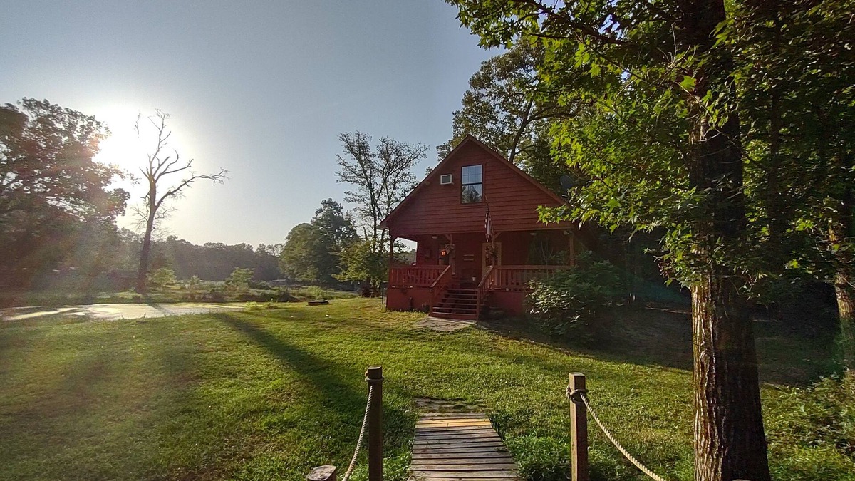 Flint Cabin | Cabin with Pond, Trails, and Farm Experience