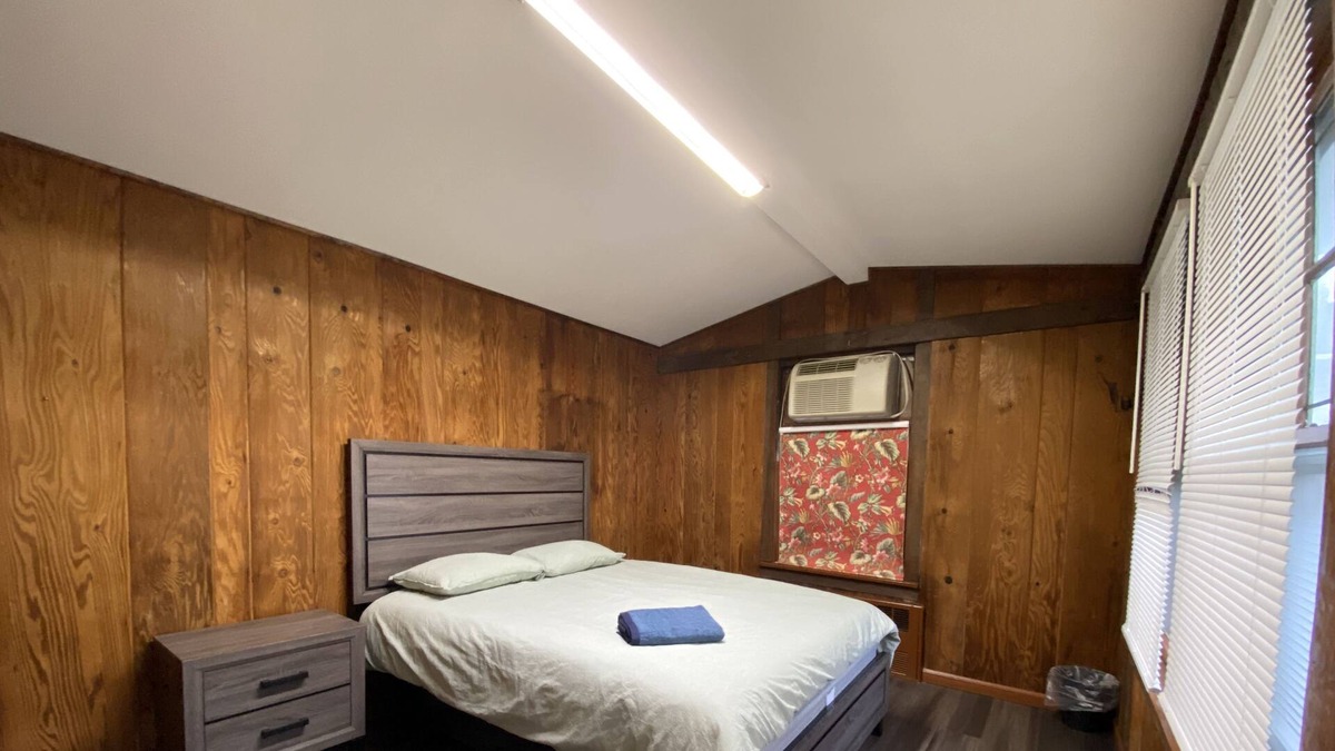 Queens House | Cabine looking-like PRIVATE room in a house, near by Forest Park in Kew Gardens