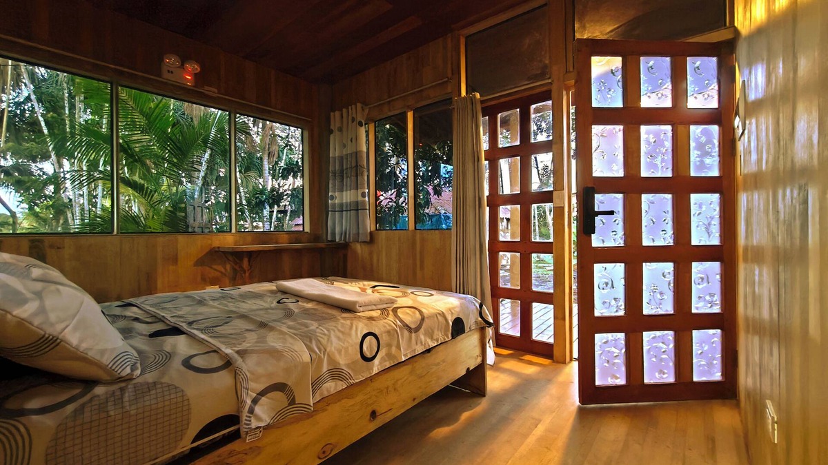 Iquitos Bed & Breakfast | Cabins and lake, abundant vegetation and wildlife in the heart of downtown Iquitos