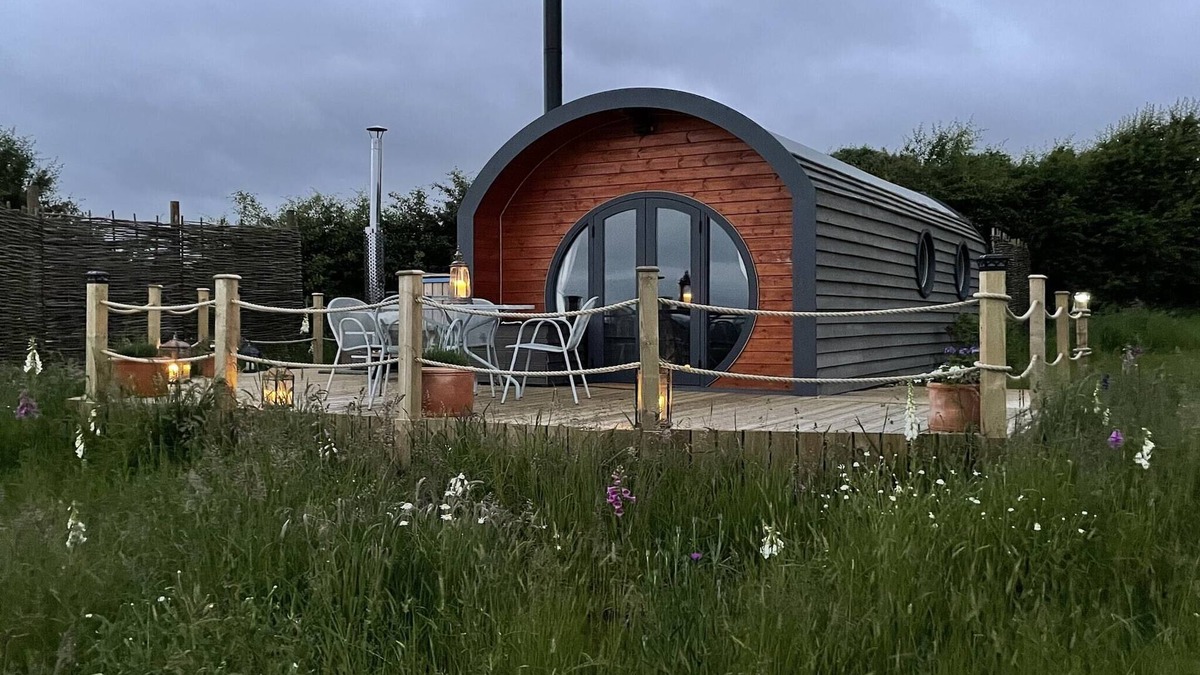 Banbury House | Cabins in Oxfordshire with Hot Tub & Meadow Views