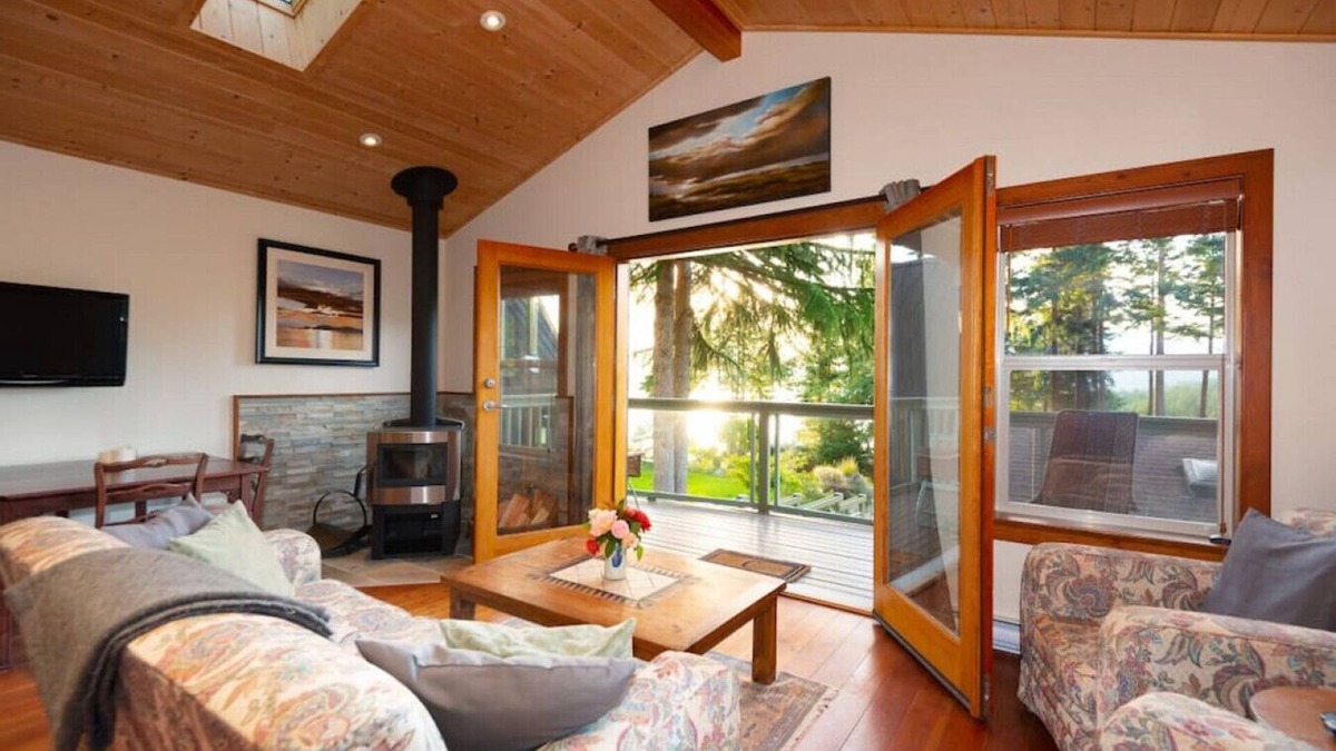 Bowen Island Apartment | Caboose · Lovely 1-bedroom ocean & mountain views cottage