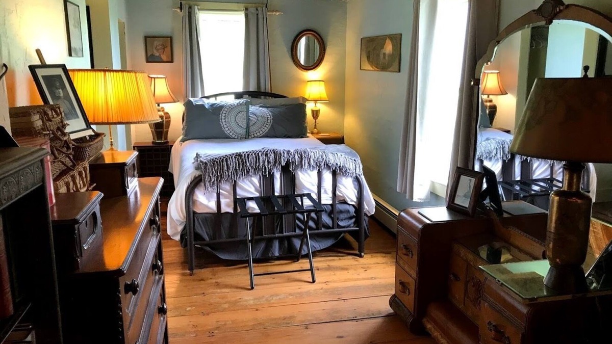 Cabot Cabin | Cabot Cabin on a Quiet County Road