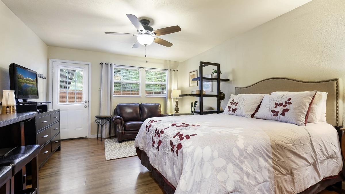North San Antonio - SAT Cottage | Cactus Cottage - Safe, Cozy & Pet Friendly.