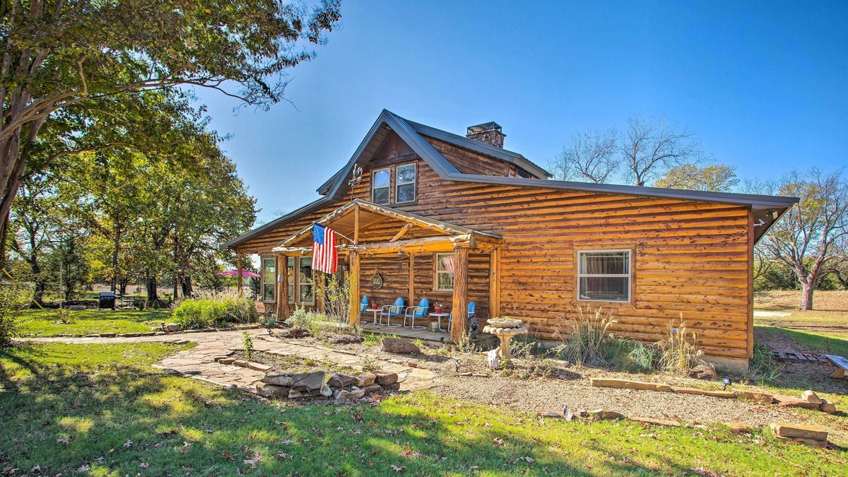 Durant Cabin | Caddo Log Cabin Retreat w/ Updated Interior!