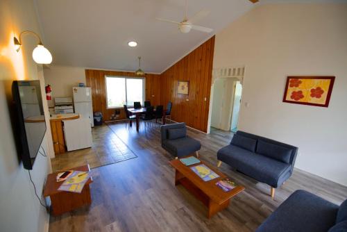 Burnt Pine House | Cadel's Cottage WITH FREE UNLIMITED HIGH SPEED INTERNET