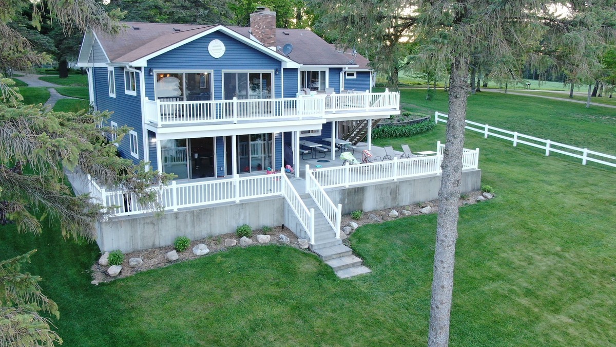 Cadillac House | Cadillac, MI - Spacious Lake House- Boggs N. Lodge n4 bedrooms - Sleeps 12-15