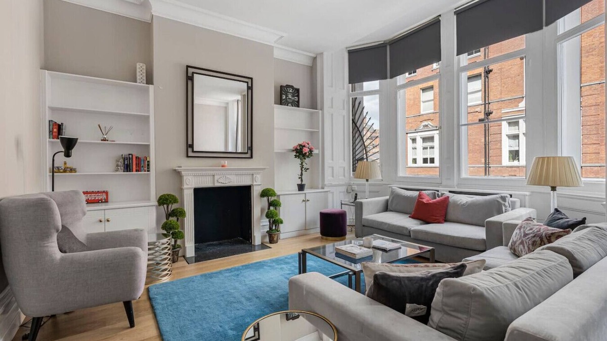 Brompton & Hans Town Apartment | Cadogan Square Residence - High Ceilings & Balcony
