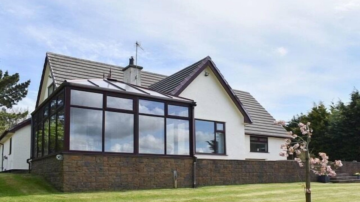 Brynteg Cottage | CAE COCH, pet friendly, with a garden in Benllech