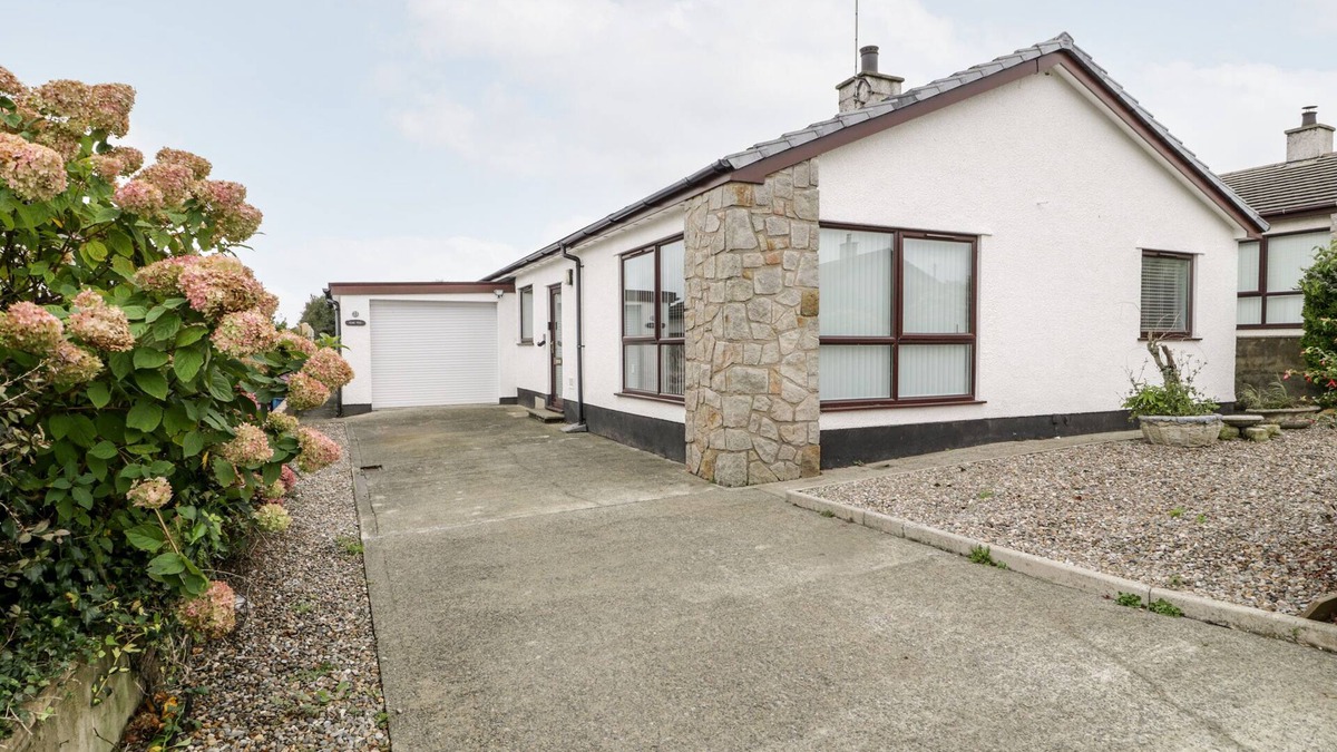 Newborough House | CAE TEG, pet friendly, with a garden in Niwbwrch (Newborough)