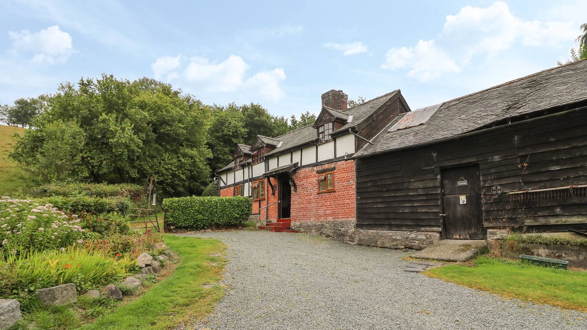 Caersws Cottage | CAERAU FARM HOUSE, pet friendly, with open fire in Llanidloes