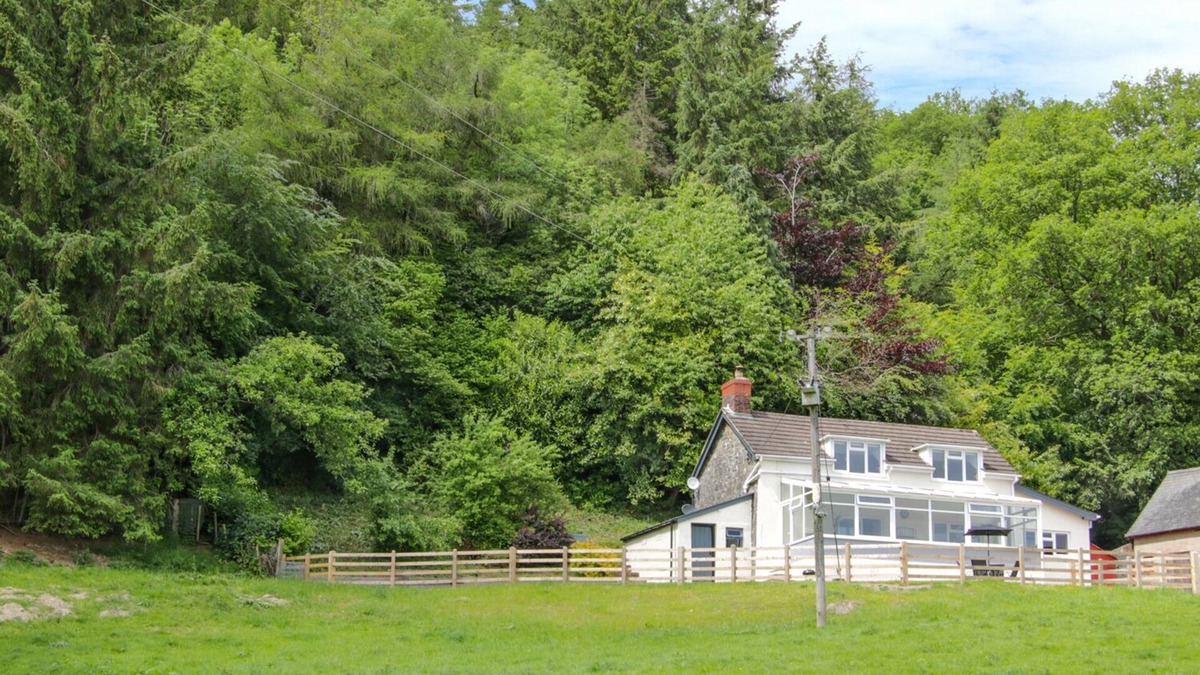 Pontdolgoch Cottage | CAESAMSON, pet friendly, character holiday cottage in Caersws