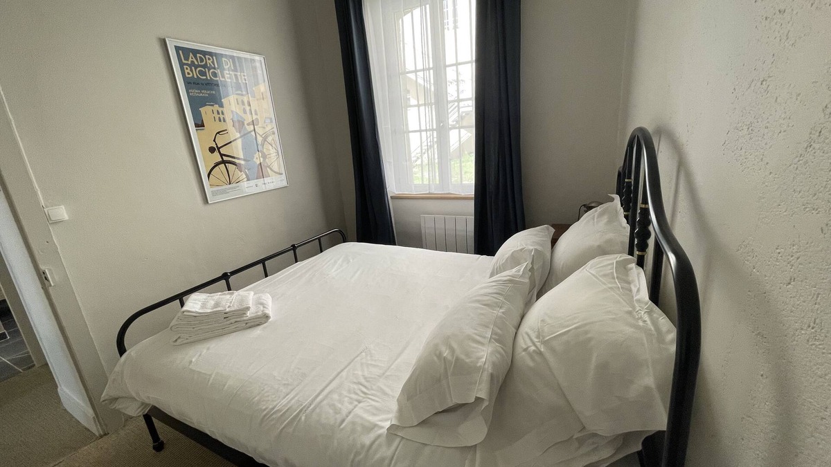 Nevers Apartment | Cafe Velo Nevers - Cosy courtyard room