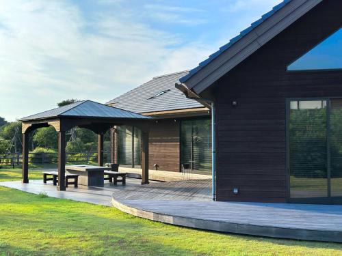 Tateyama Villa | Cairns House by SANA