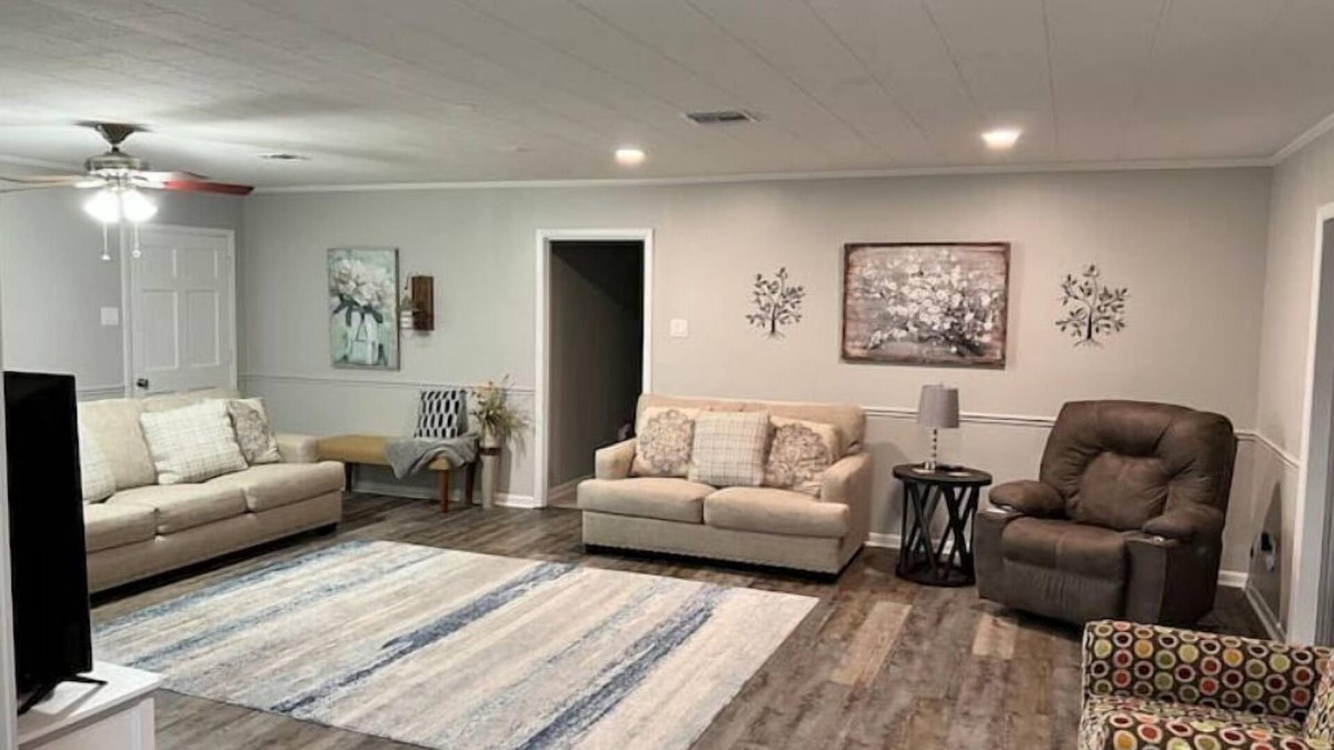Scott House | Cajun Properties- 3 bedroom 2.5 bath, bonus room