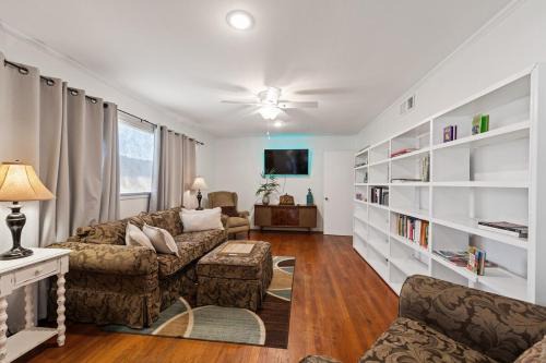 Lafayette House | Cajun Stays-Marie Antoinette Pet-Friendly