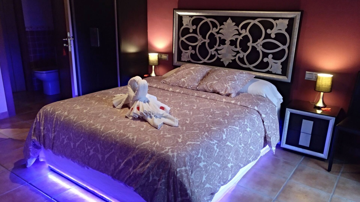Osso de Sio Cottage | Cal Farris, Jacuzzi, Bed with movement, Tantric Armchair, Pool, .