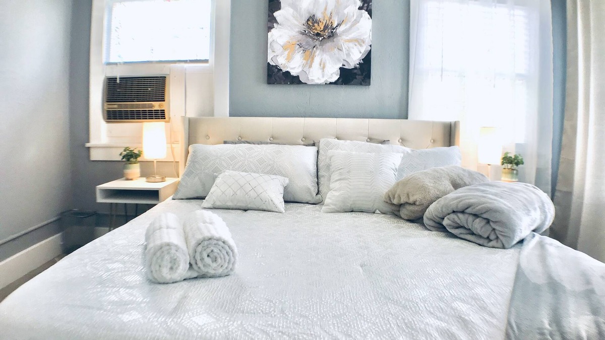 Oleander - Sunset Apartment | CAL King Bed/Sleeps 4/Furnished Private APT/In-Unit Washer Dryer/Smart 55" HDTV