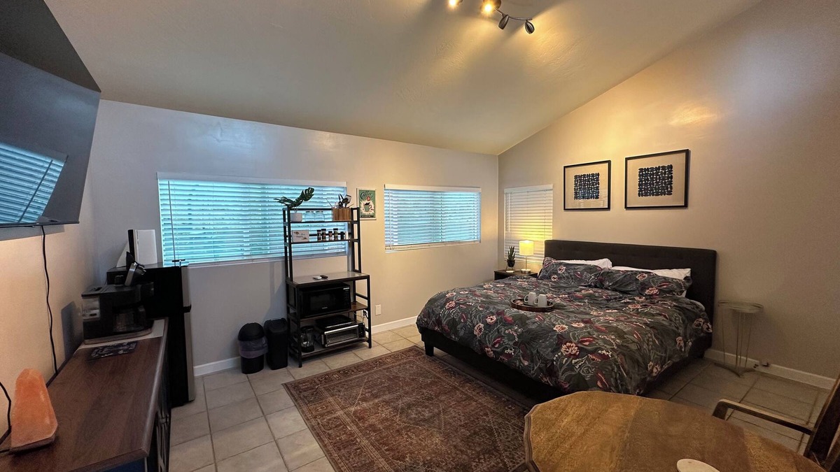 San Marcos House | Cal King Bed with Natural Light and Private Patio! 4 minutes from freeway!
