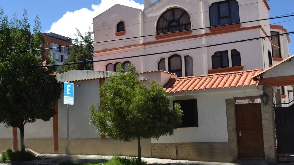 Macrodistrito Sur House | Calacoto King Suite: Fast Wi-Fi, Parking, Laundry, Location