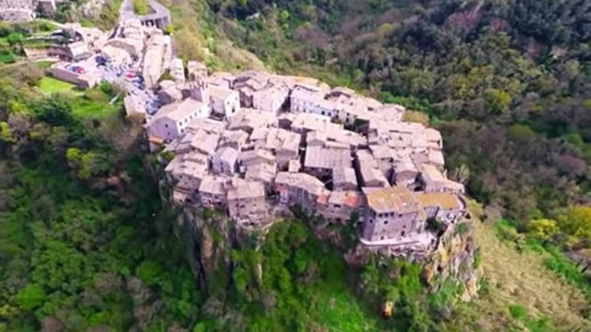 Calcata House | Calcata Artists Room