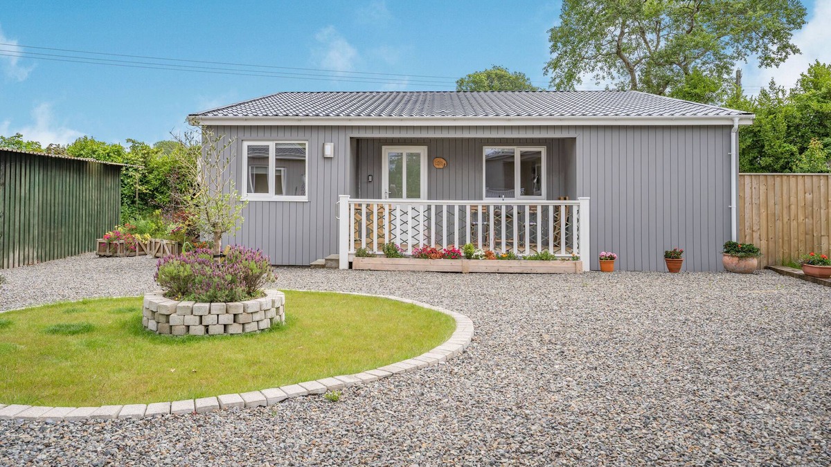 Jameston Cottage | CALDEY LODGE (BIER WOOD LODGES), pet friendly in Manorbier