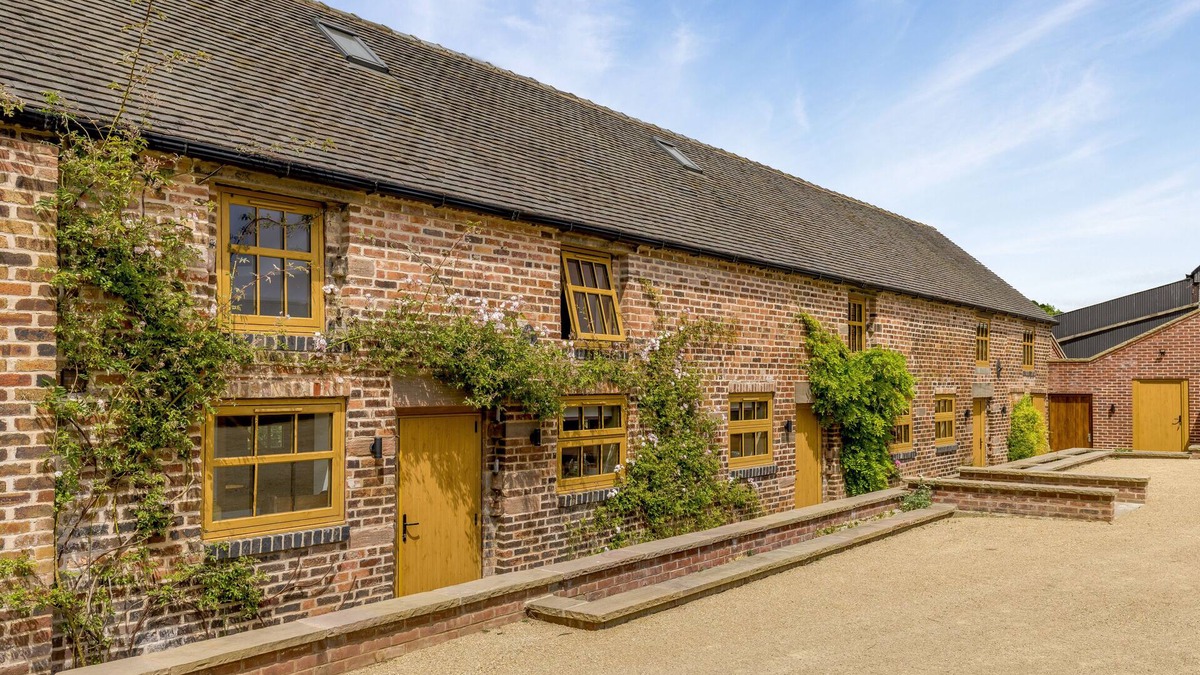 Burslem House | Caldon Barn - Four Bedroom House, Sleeps 8