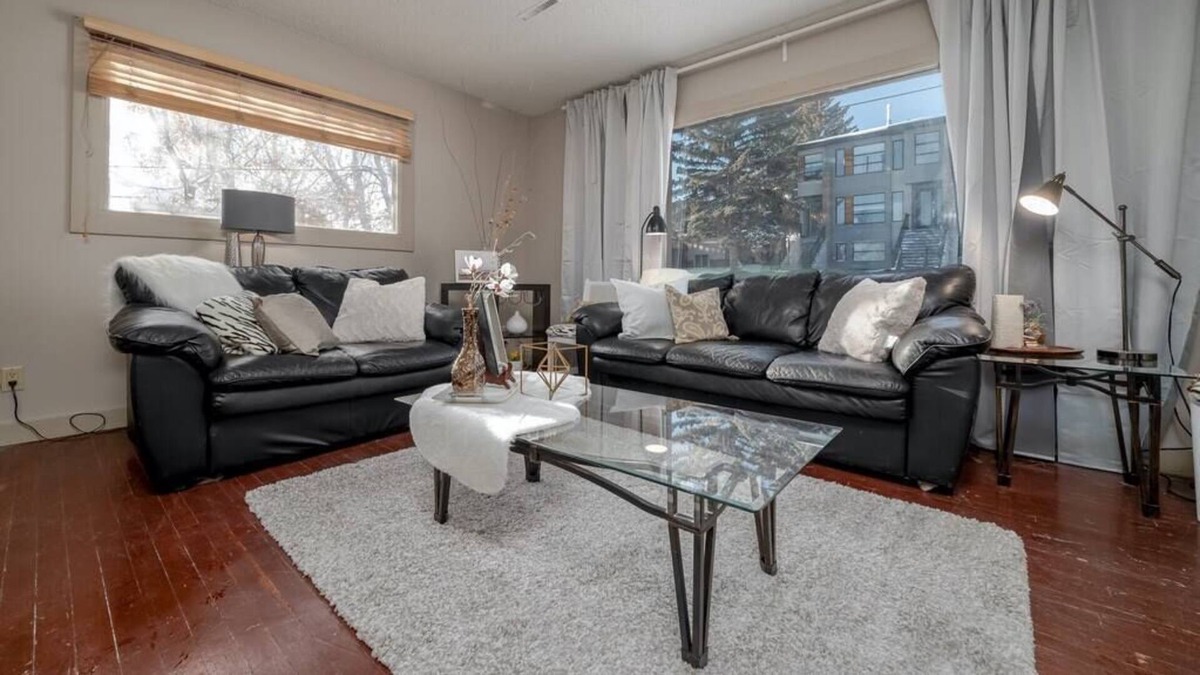 Highland Park House | Calgary 2BD w Laundry