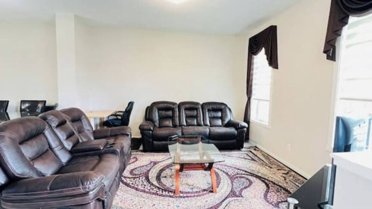 Calgary House | Calgary Airport Getaway Spacious 3BR Full Home