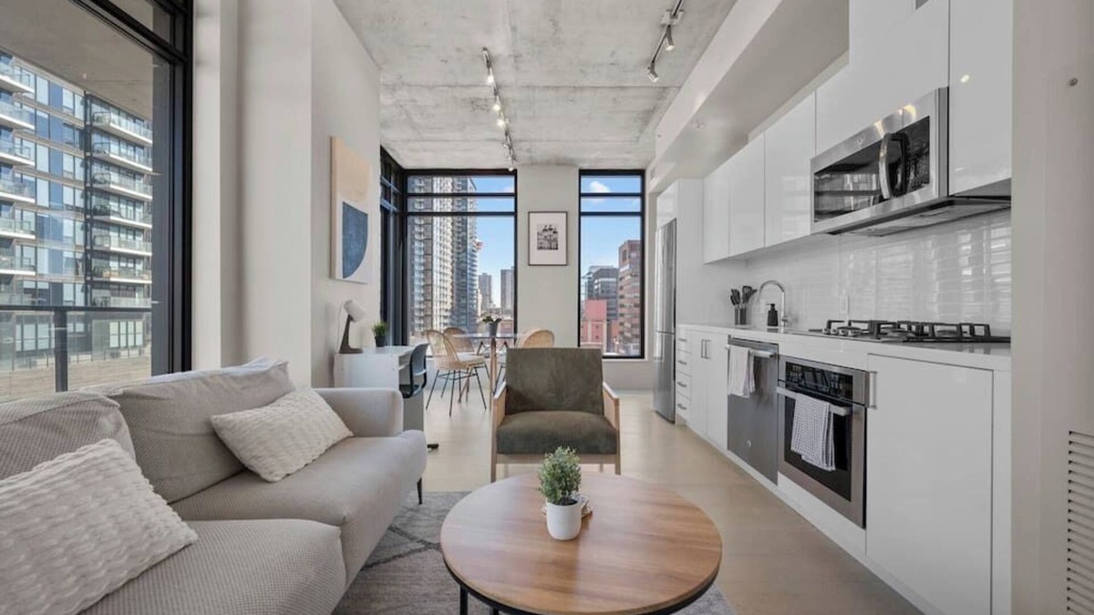 Connaught Apartment | Calgary Tower View | King Bed | Pool | Gym | AC