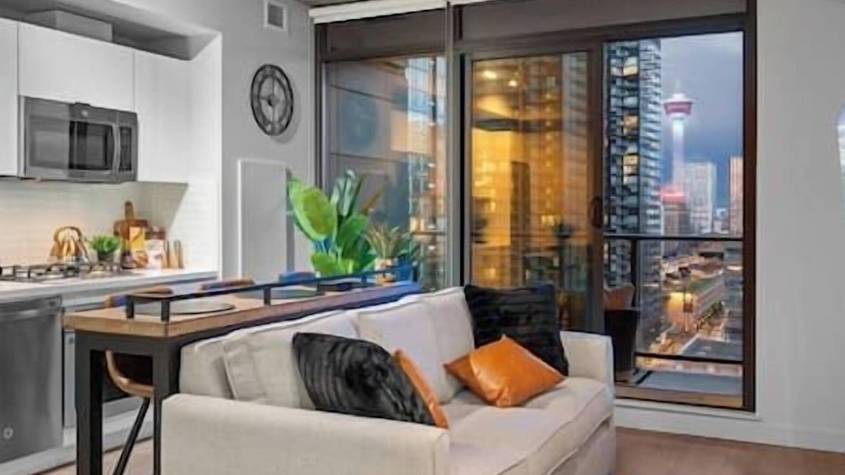 Connaught Apartment | Calgary Tower View | Mins to Saddledome| Pool |Gym