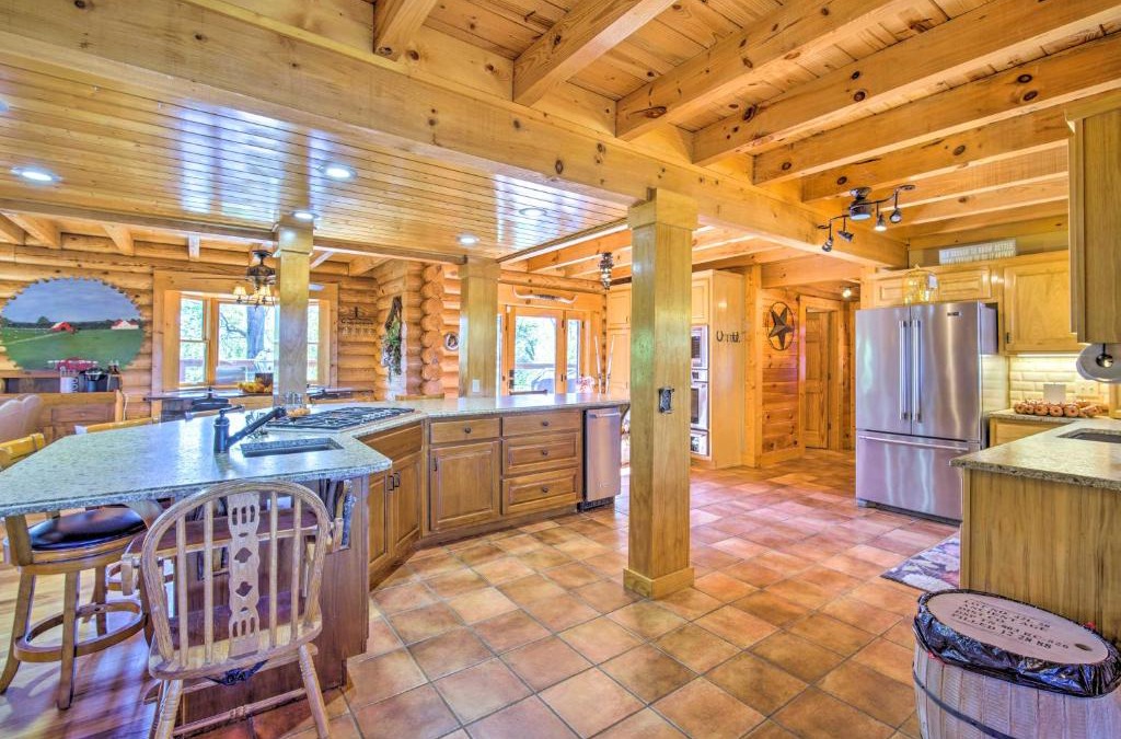 Calhoun House | Calhoun Cabin with River View and Wraparound Deck