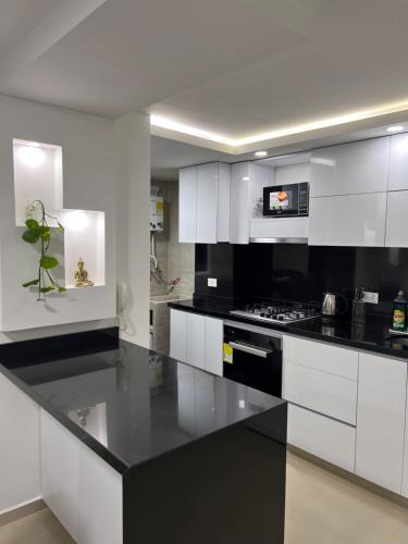 Cali Apartment | CALI Acogedor y Completo, Apto cerca de Jardin plaza, con piscina, parqueadero y aire acondicionado