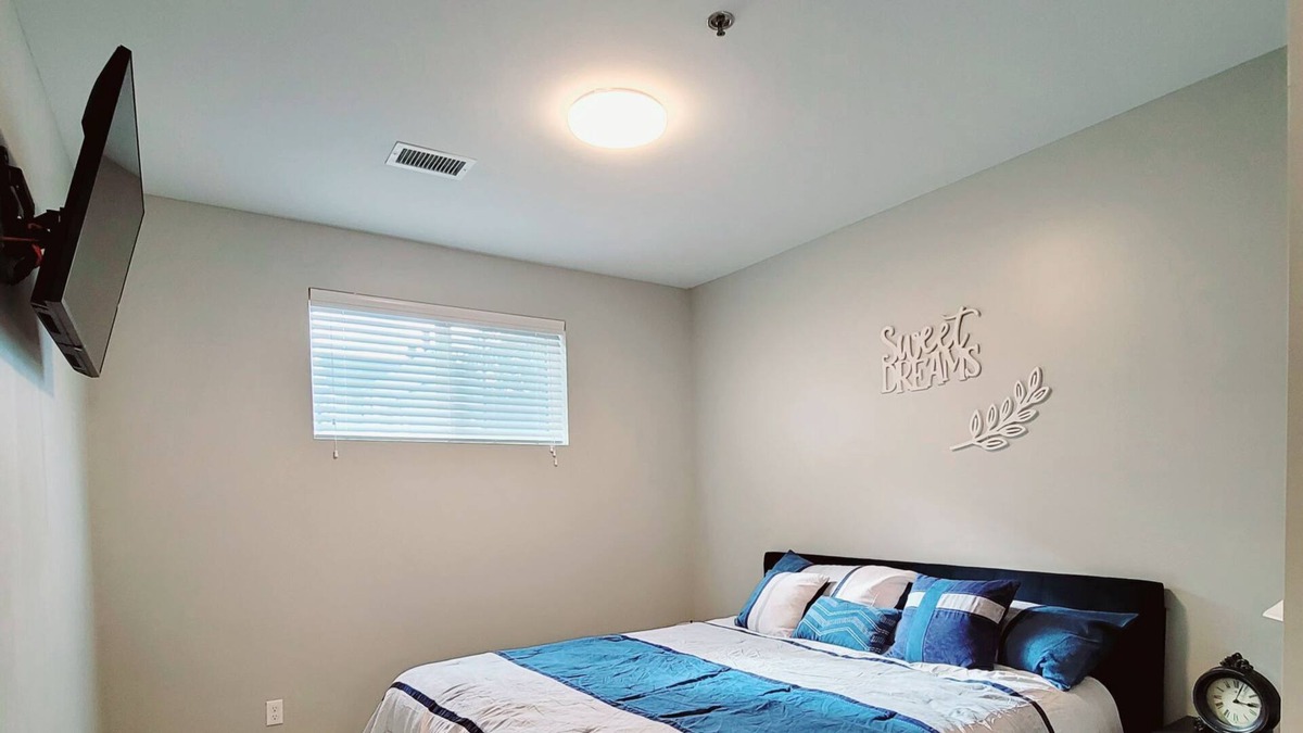 Medical Mile Apartment | Cali-King bed 86"TV downtown next to Medical Mile.
