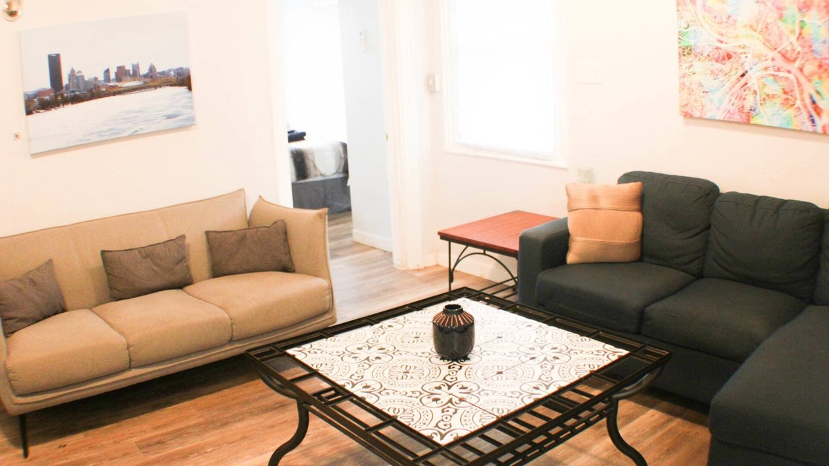 Marshall-Shadeland Apartment | California Ave Quarters-2 Bedroom w/Easy Parking!