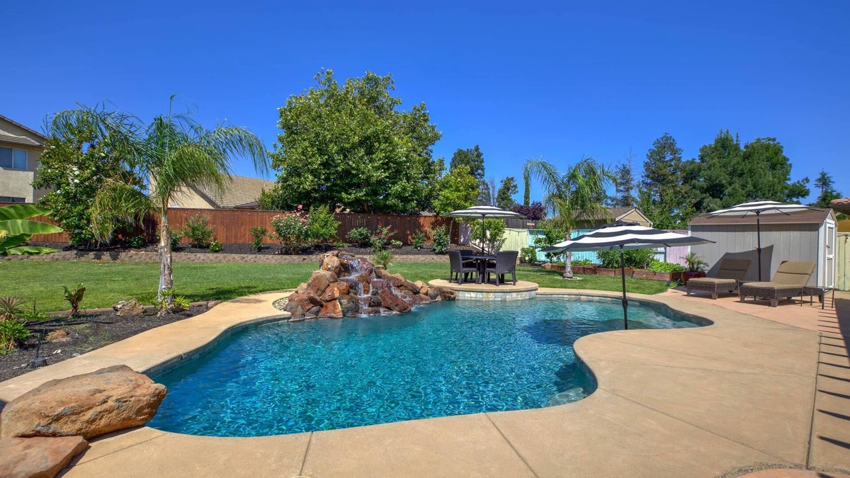 Lincoln House | California Poolside Paradise