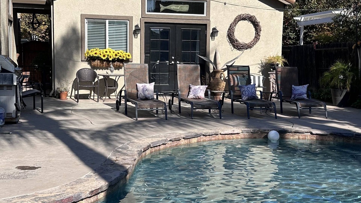 Tracy Cottage | California themed 1 bedroom 1 bath, fully furnished cottage with private entry.