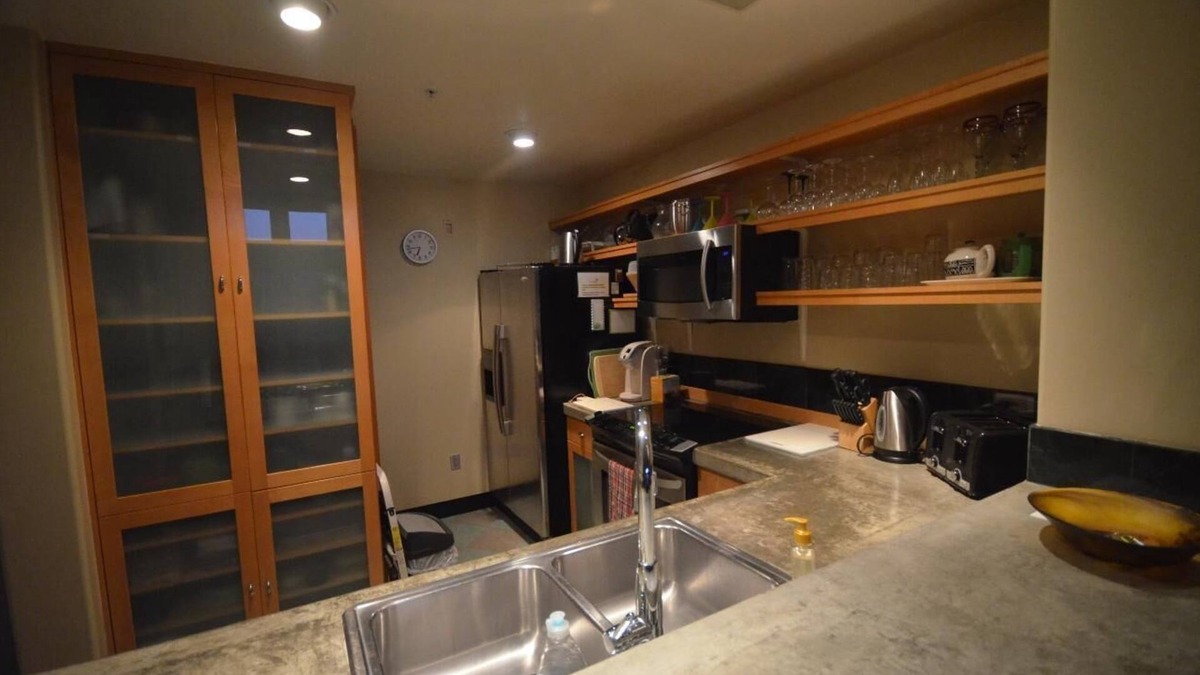 Airport Area Apartment | California Tropical Resort Penthouse