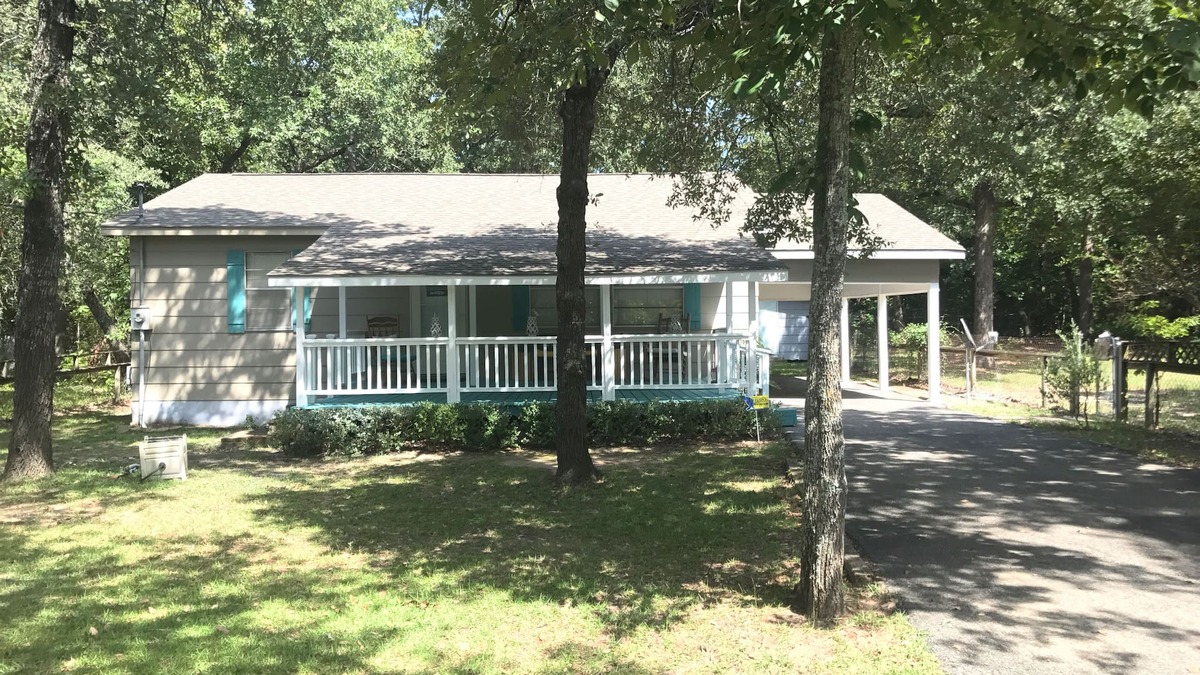 Murchison Cabin | Callender Lake Cabin near Canton Trade Days and Artsy Edom,TX