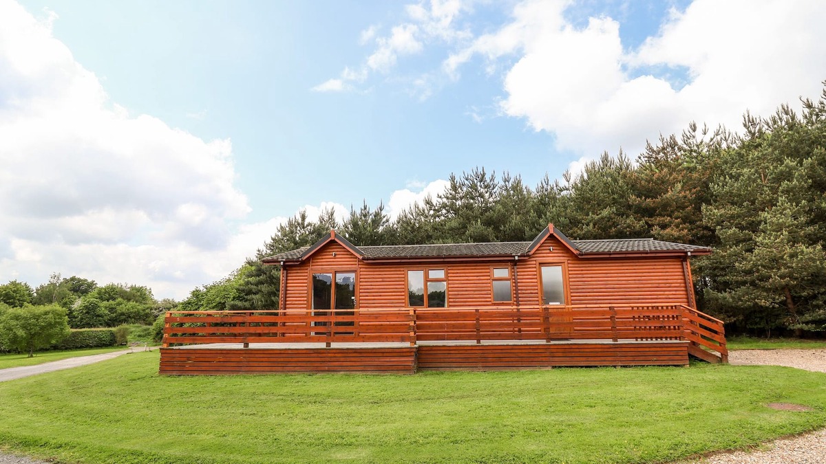 Upper Battlefield Cottage | CALLOW LODGE 5, pet friendly, with pool in Beaconsfield Holiday Park