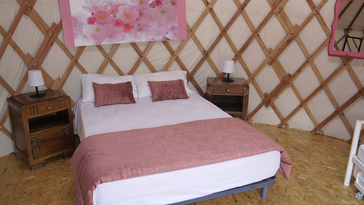 Laprugne Cabin | Calm and cocooning, the Fuschia Yurt