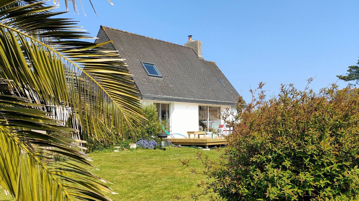 Plouescat House | Calm and light just a stone's throw from the sea