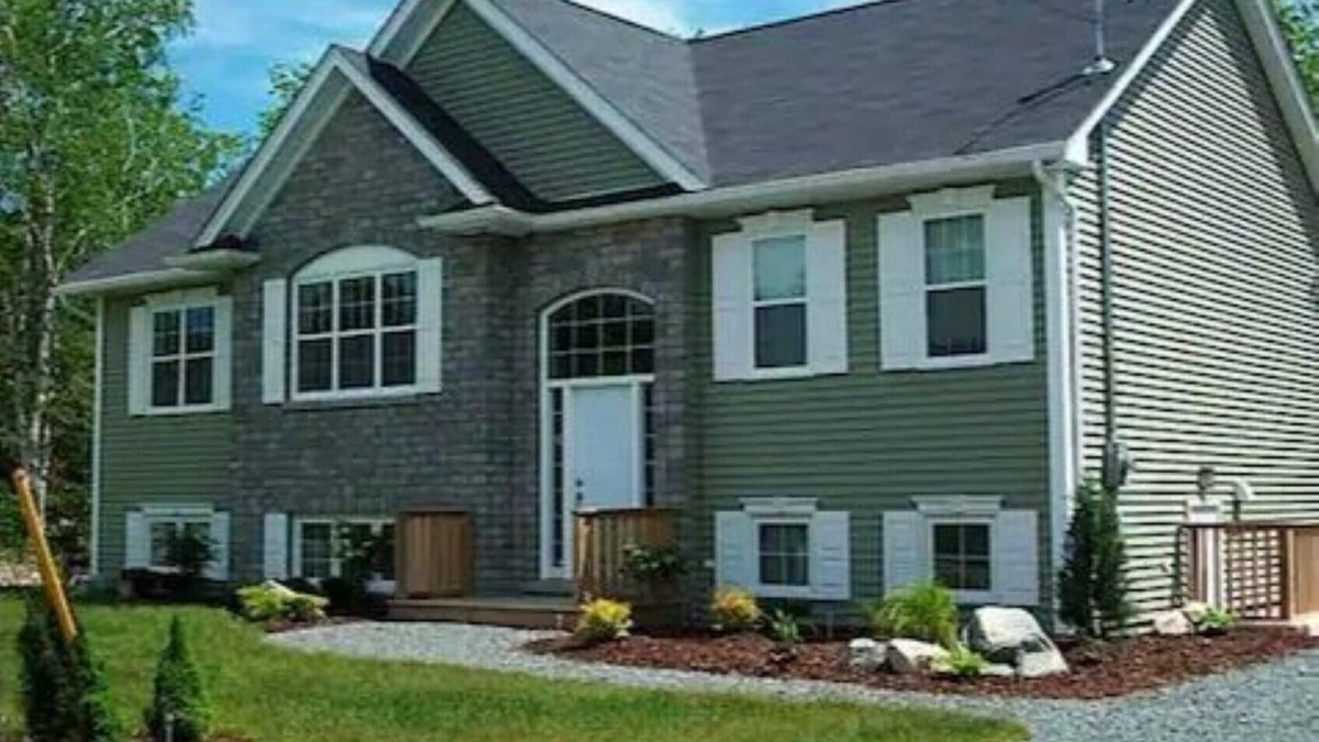 Fall River House | CALM AND QUIET NEIGHBOURHOOD