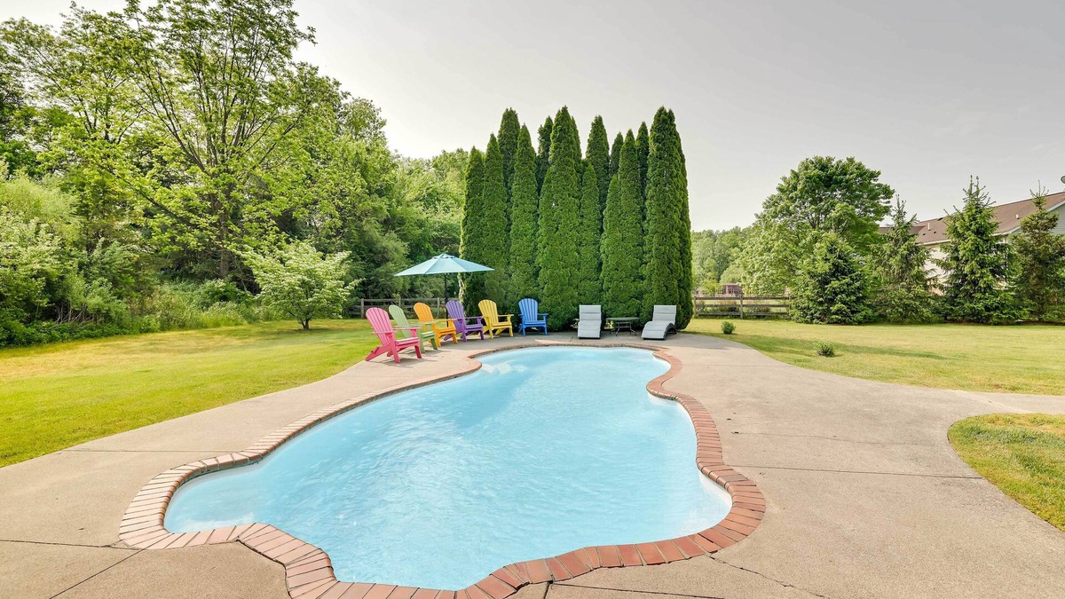 Columbia House | Calm Columbia Haven: Outdoor Pool, Hot Tub!