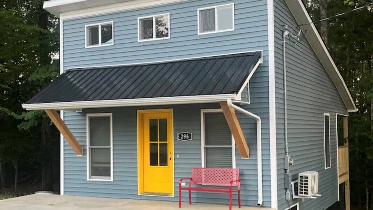 Somerset House | Calming 1-bedroom yellow door house close to lake with Wi-Fi, AC