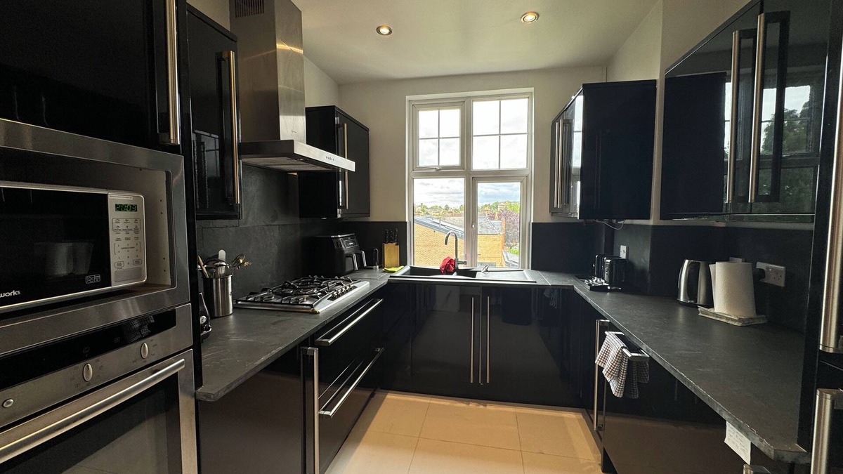 Brixton Hill Apartment | Calming 3BD Retreat, Brixton Hill