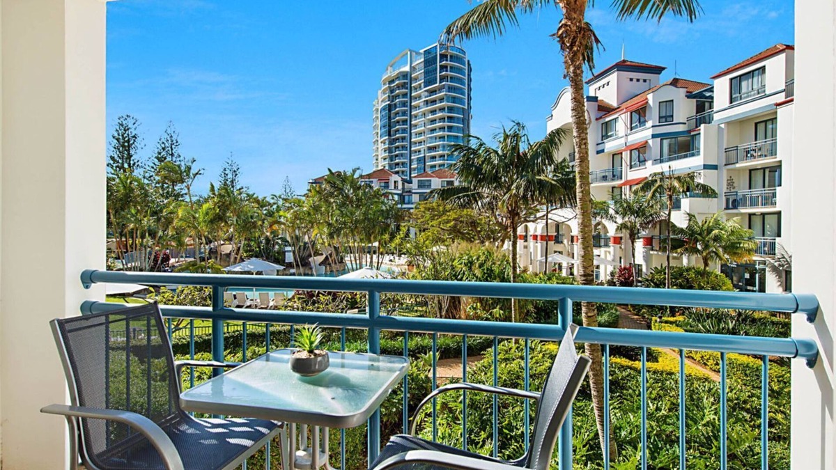 Coolangatta Apartment | Calypso Plaza Resort Unit 215 Motel Style room on Coolangatta beachfront with Wi-Fi Inc.