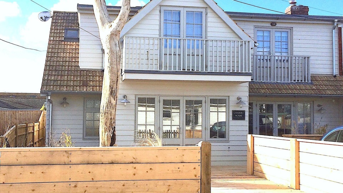 Camber House | Camber Sands. Large luxury Beach House. HEATED HOT-TUB, pet friendly.