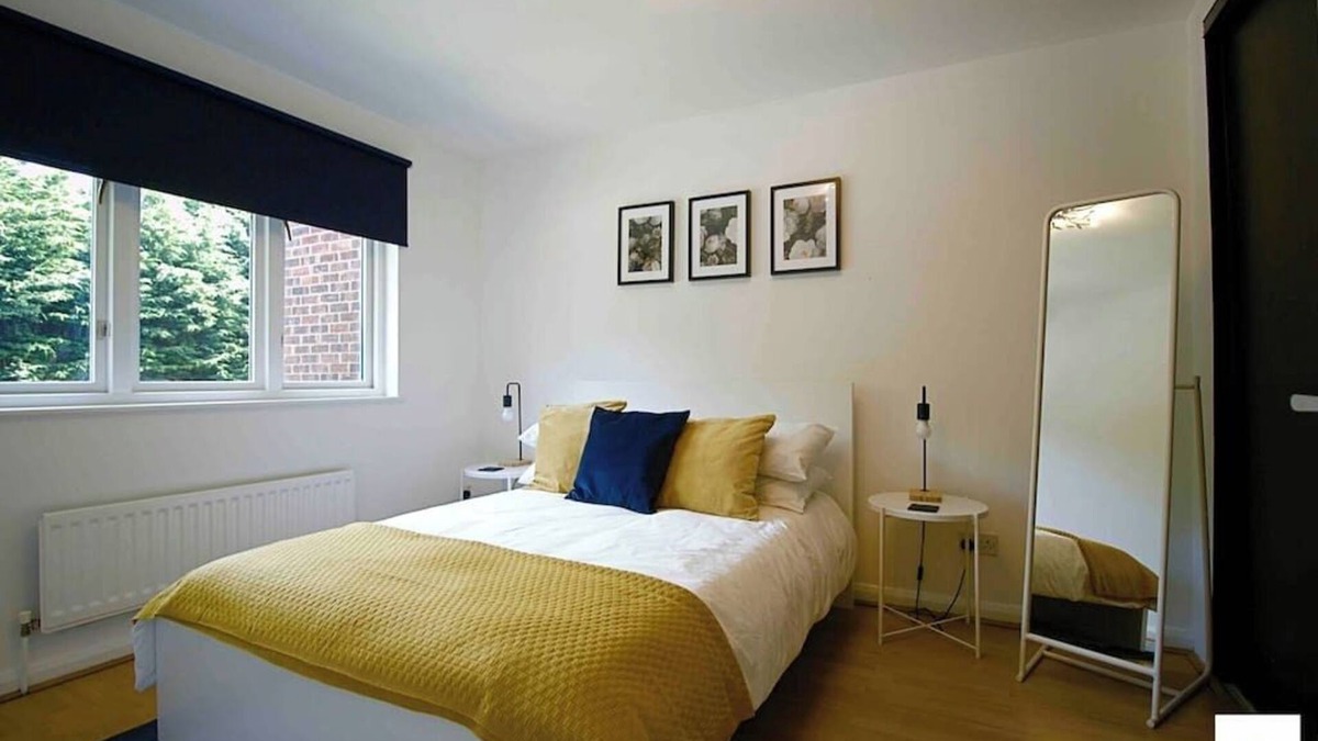 Camberley House | Camberley/Sleeps 8/Next to Hospital w/Parking