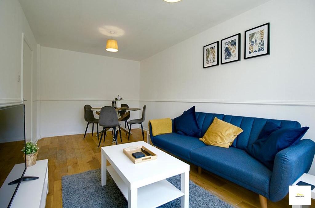 Camberley Apartment | Camberley Spacious and Comfy 3 Bedroom Home, Next to Frimley Hospital with Parking